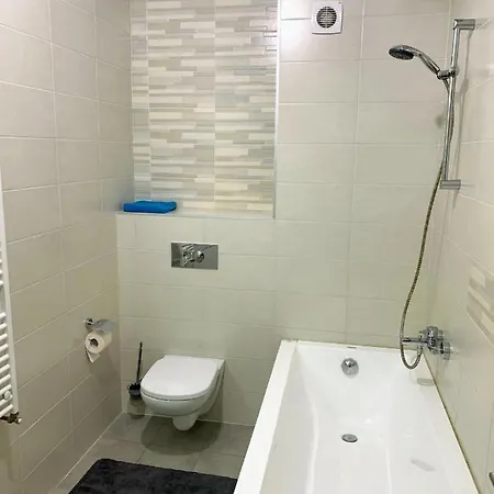 Apartment Quiet 1-bedroom Apartment, Free Parking & Gym *